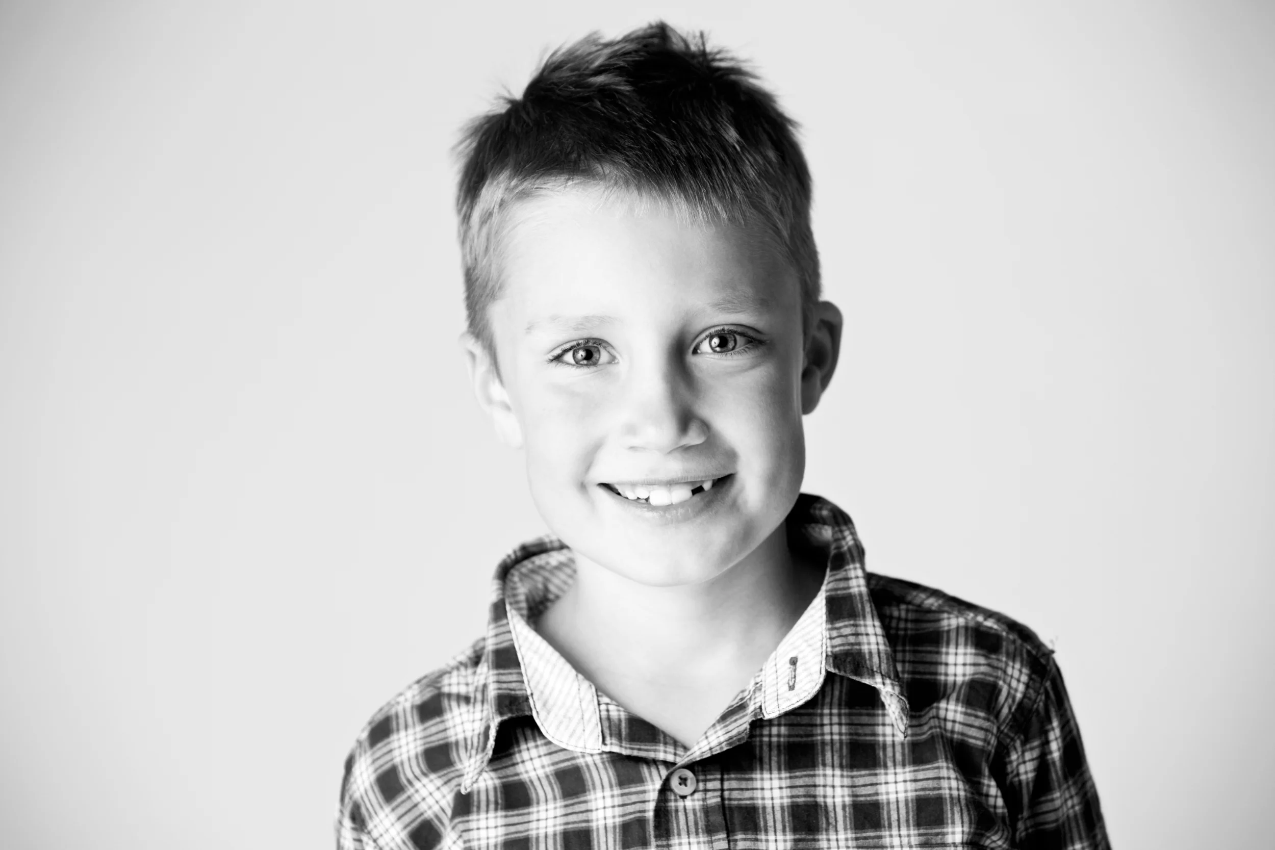 Nærportræt af glad dreng i Virum