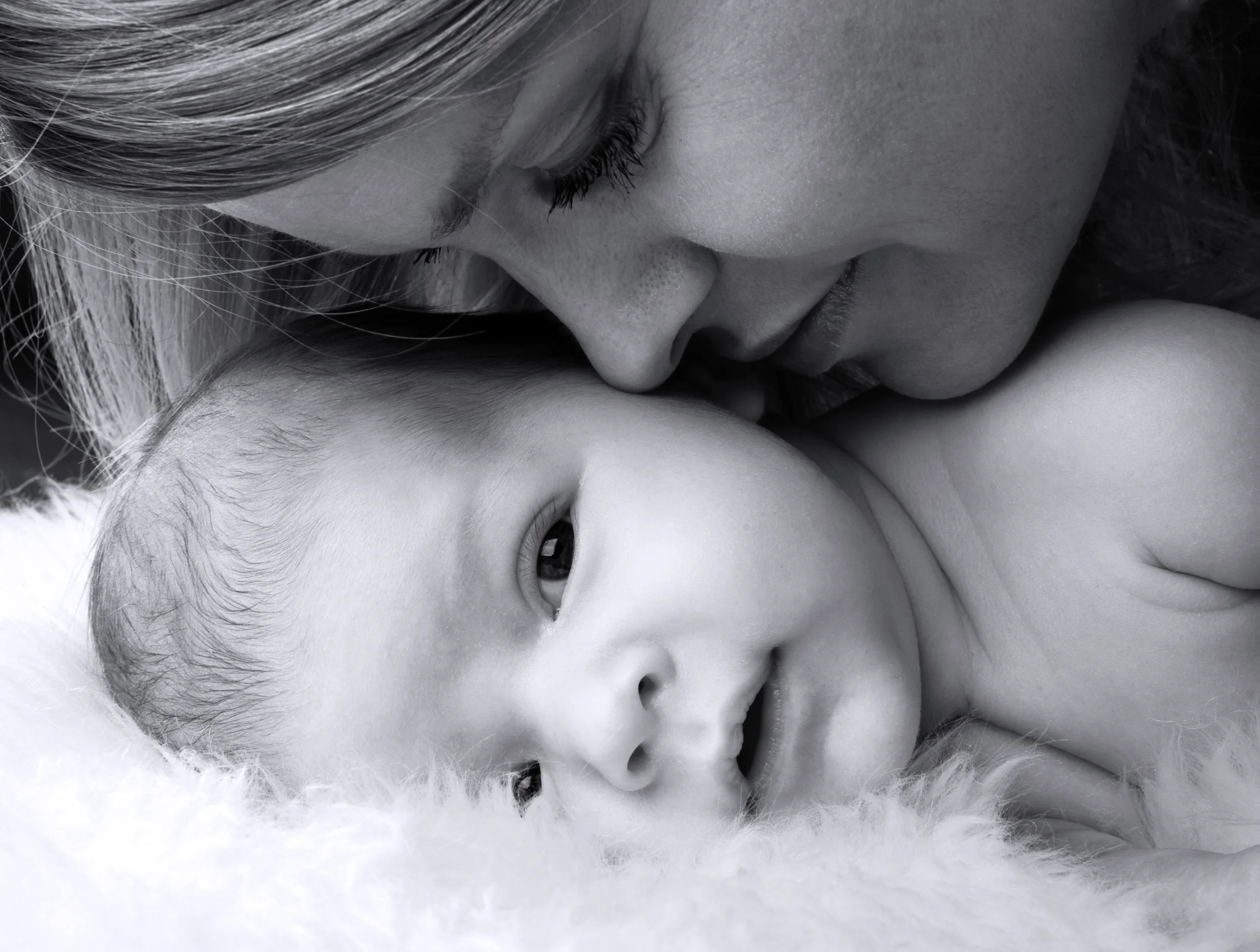 Hjemmestudie: Nærbillede af baby og mor i sort/hvid