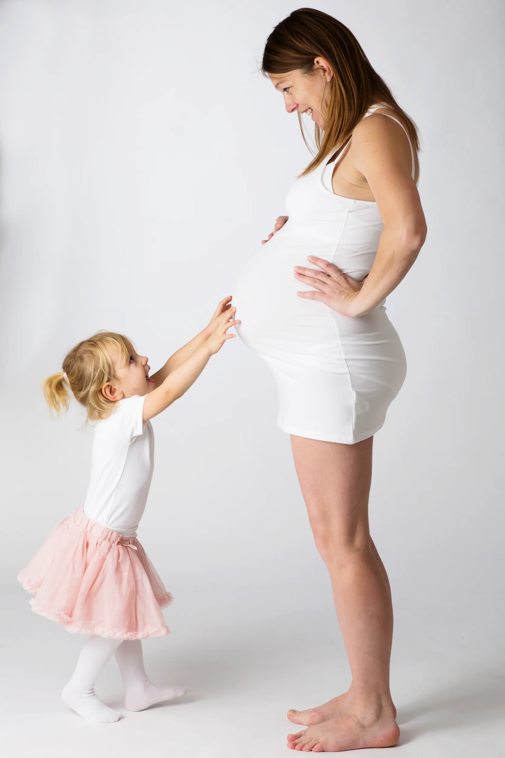 Rørende graviditetsbillede: Lillesøster hilser på babybum...