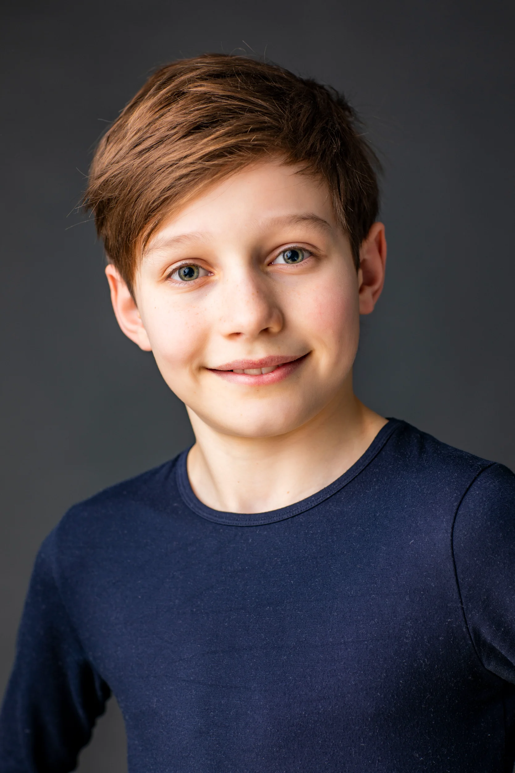 Blåøjede barn med naturligt smil – ægte portrætfoto