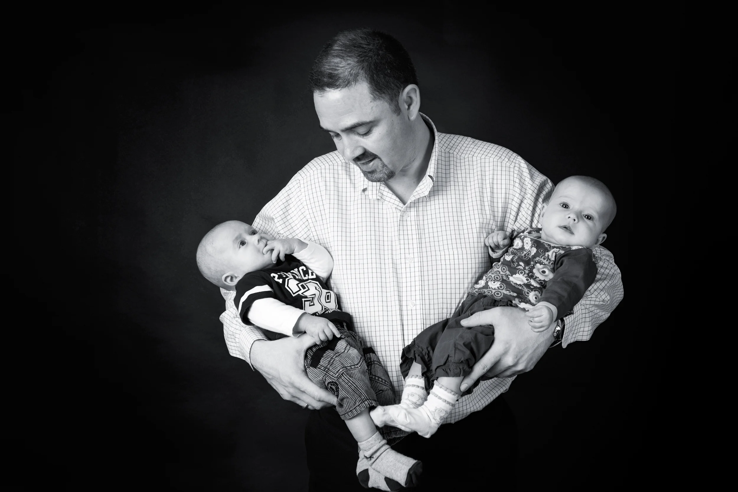 Far med tvillinger – et hjertevarmt familiefoto i Virum