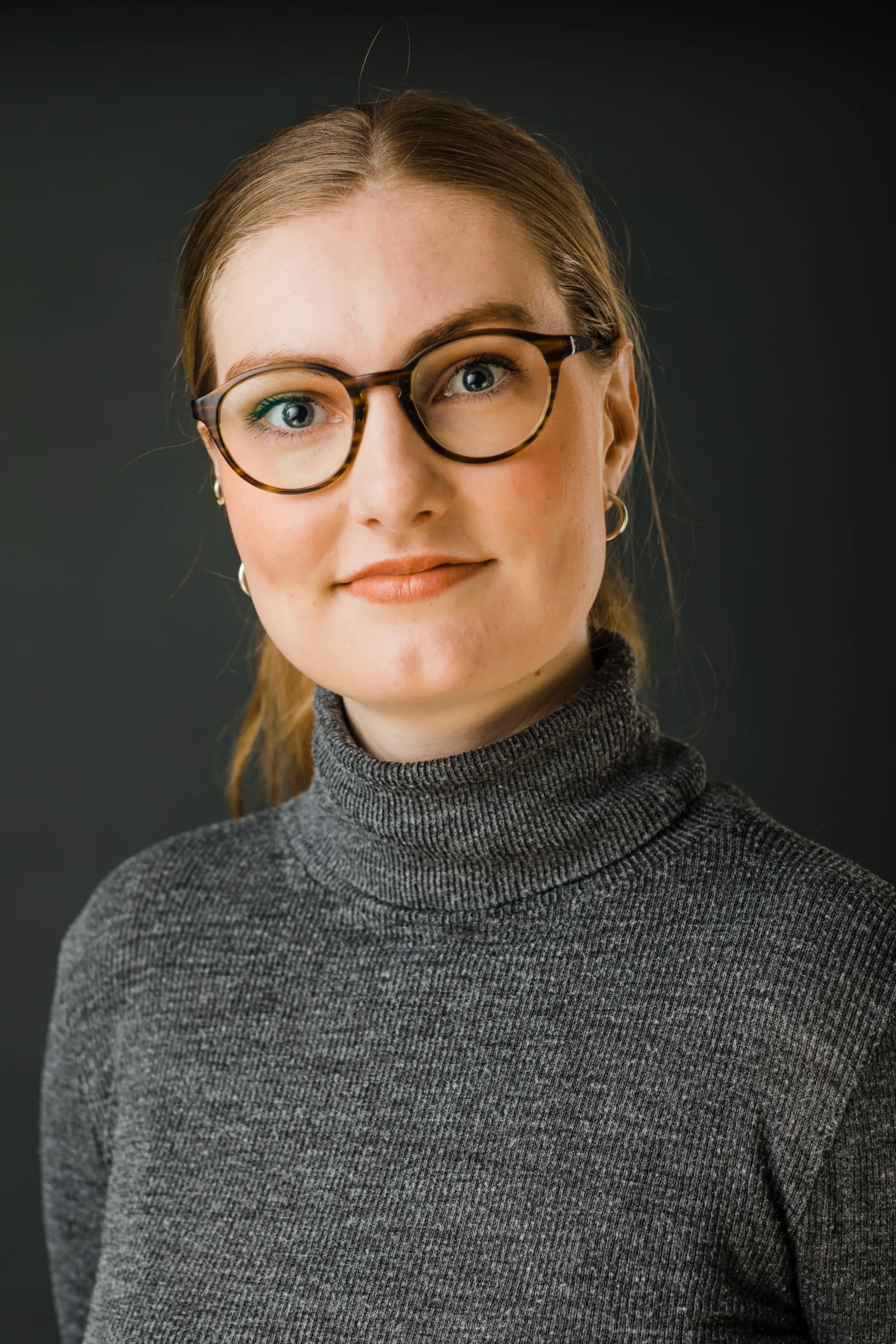 Portræt: Kvinde med briller og smil