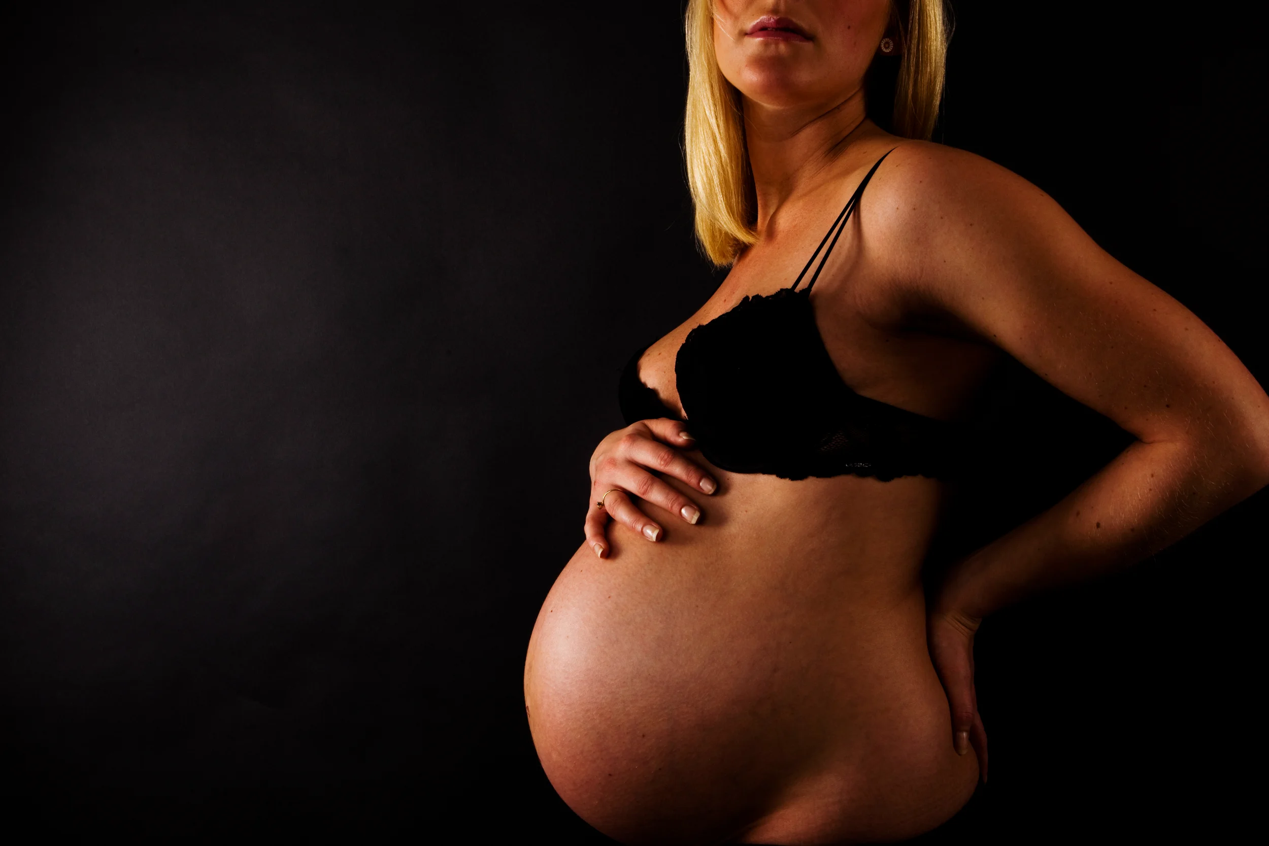 Bløde former i sort: Graviditetsfotografering i Virum