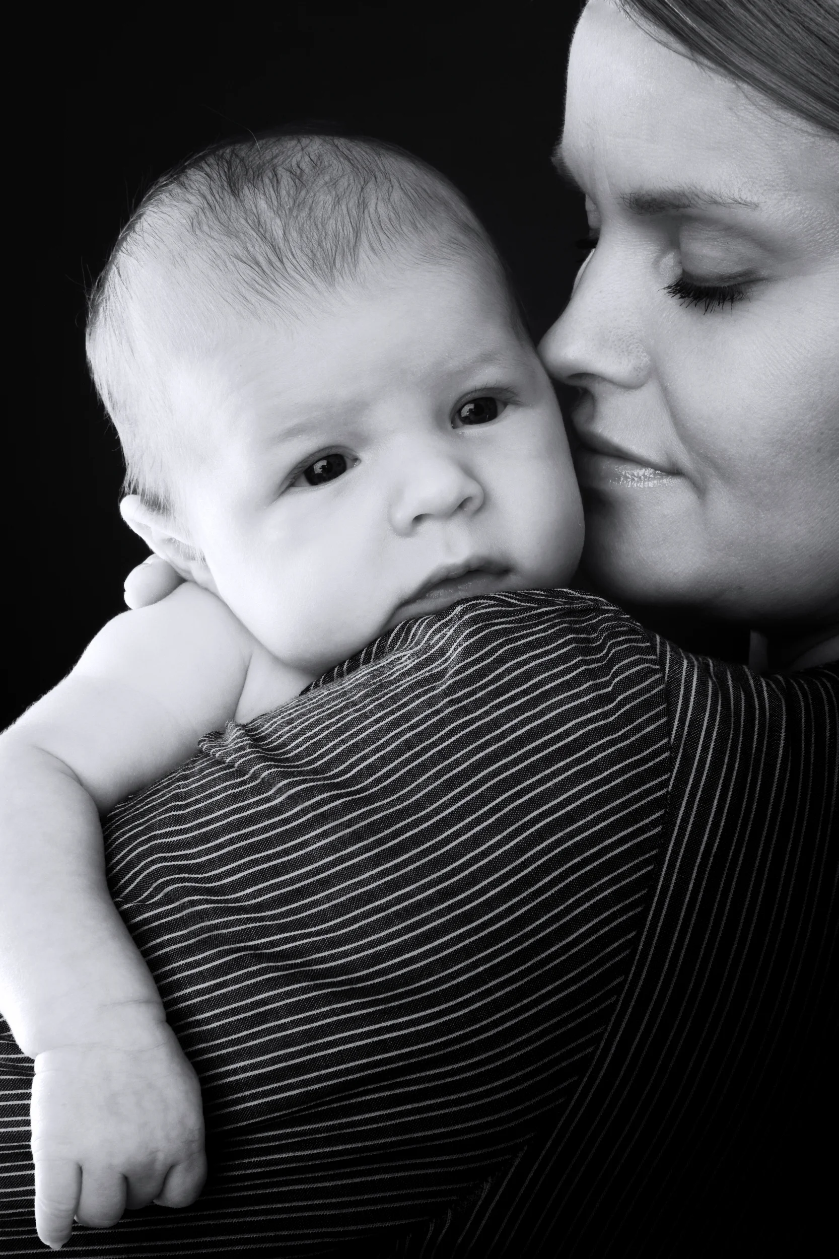Mor og nyfødt baby i sort-hvid fotograferhjemlig og natur...