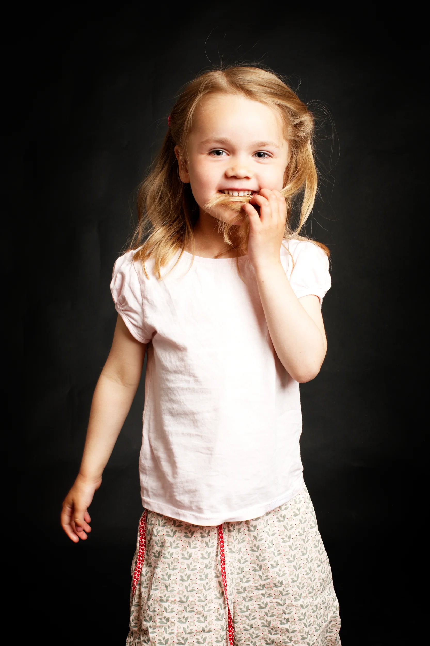 Legende barn med et smil – et autentisk fotografi