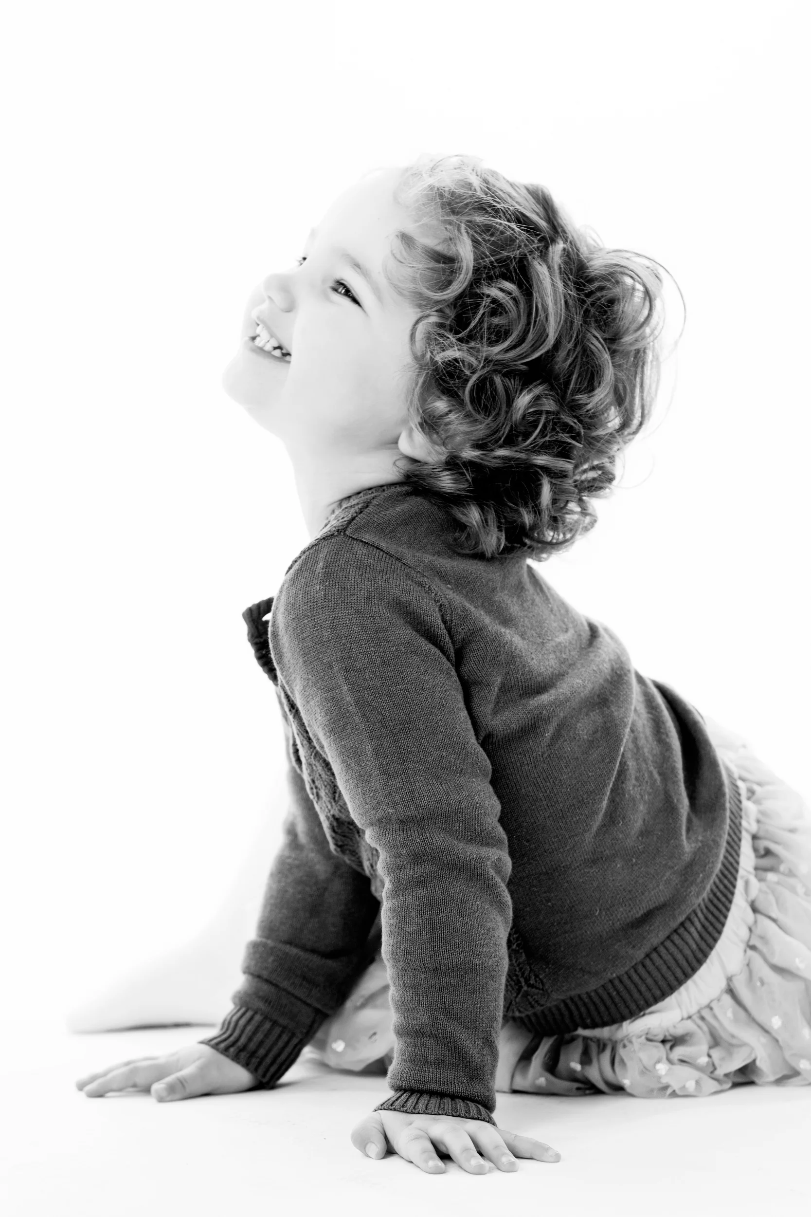 Et levende barnesmil i sort-hvid fotografering