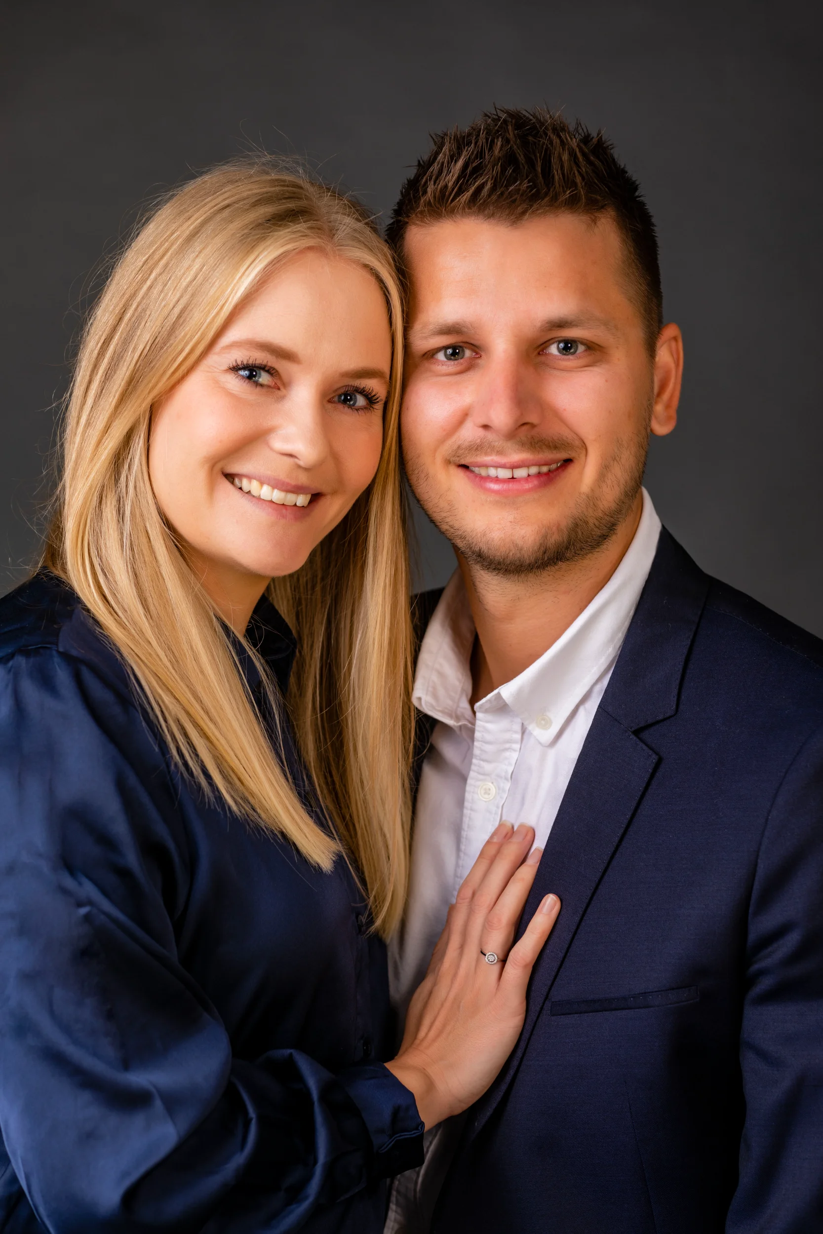 Studieportræt af smilende par i Virum