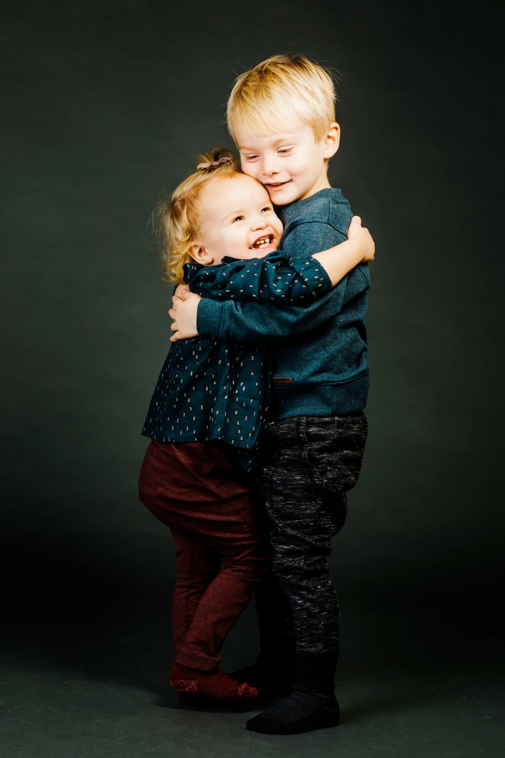 Glade børn i kærligt kram