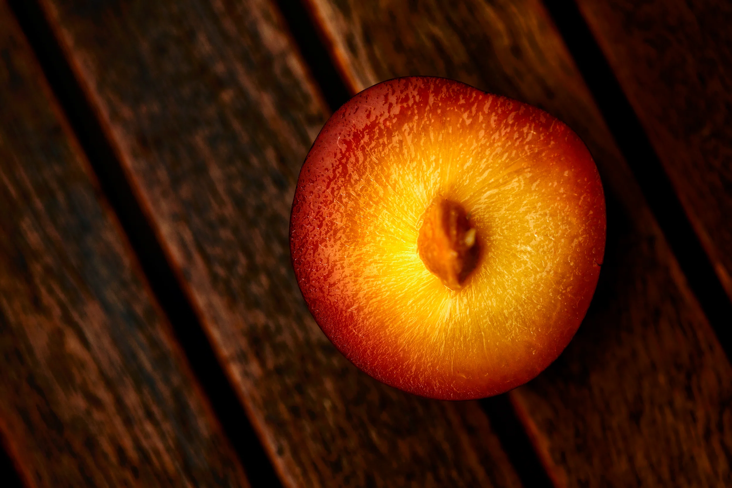 Træoverflade: Naturligt lys på en moden blomme