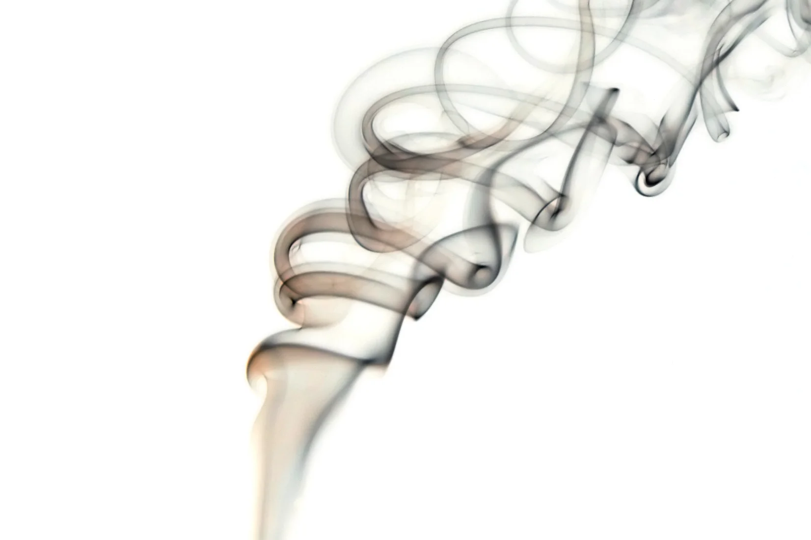 Svajende røgformer fanger blikket i et abstrakt foto