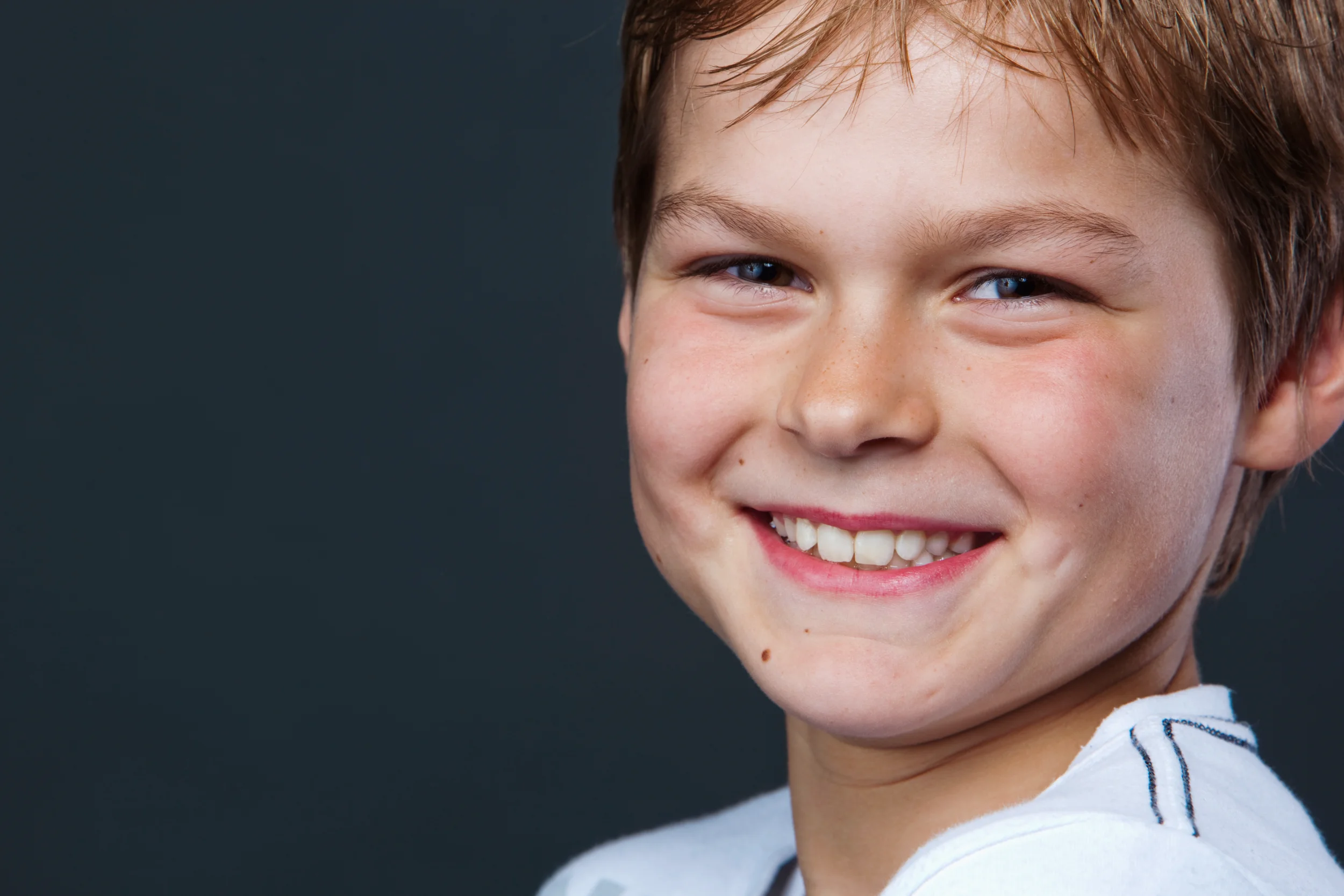 Autentisk portræt af legende barn