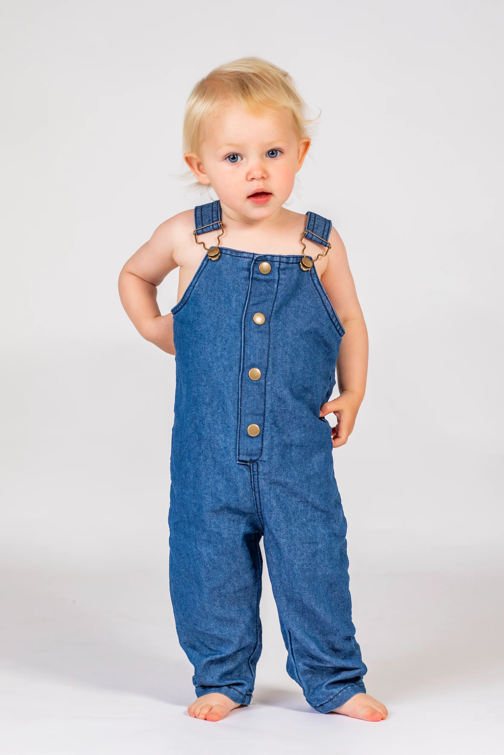 Blåøjede undren i barneportræt