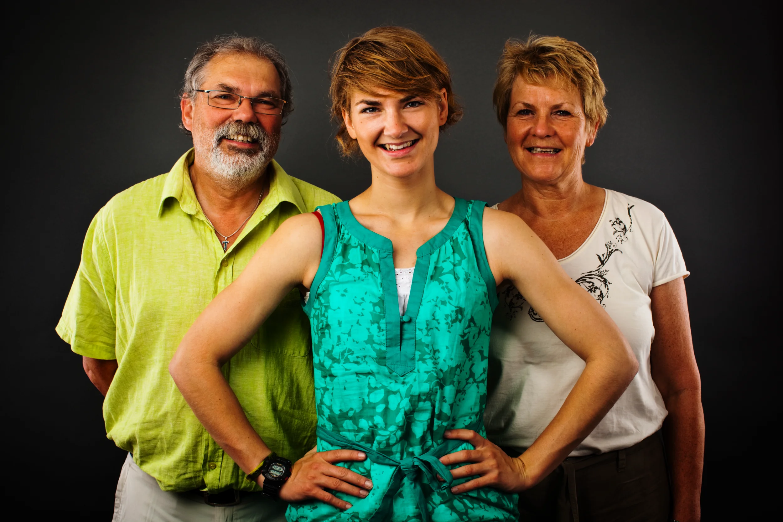 Familie: tre generationer fotograferet med smil