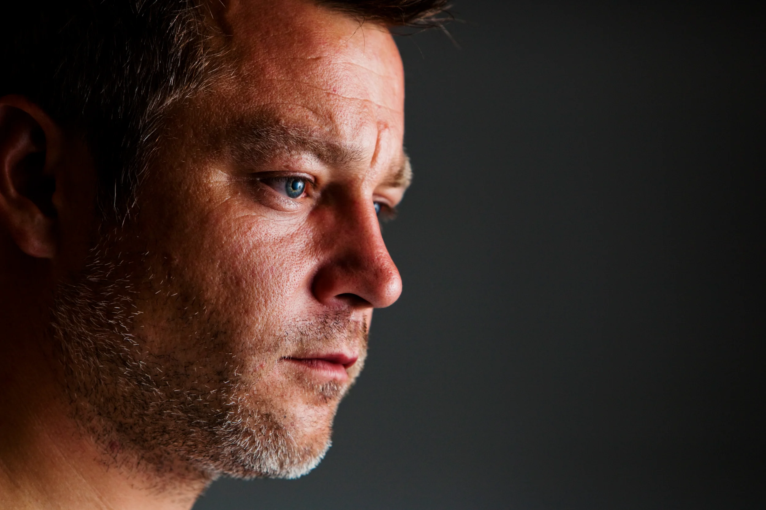 Blåt øje og skægstubbe: et intenst mandeportræt