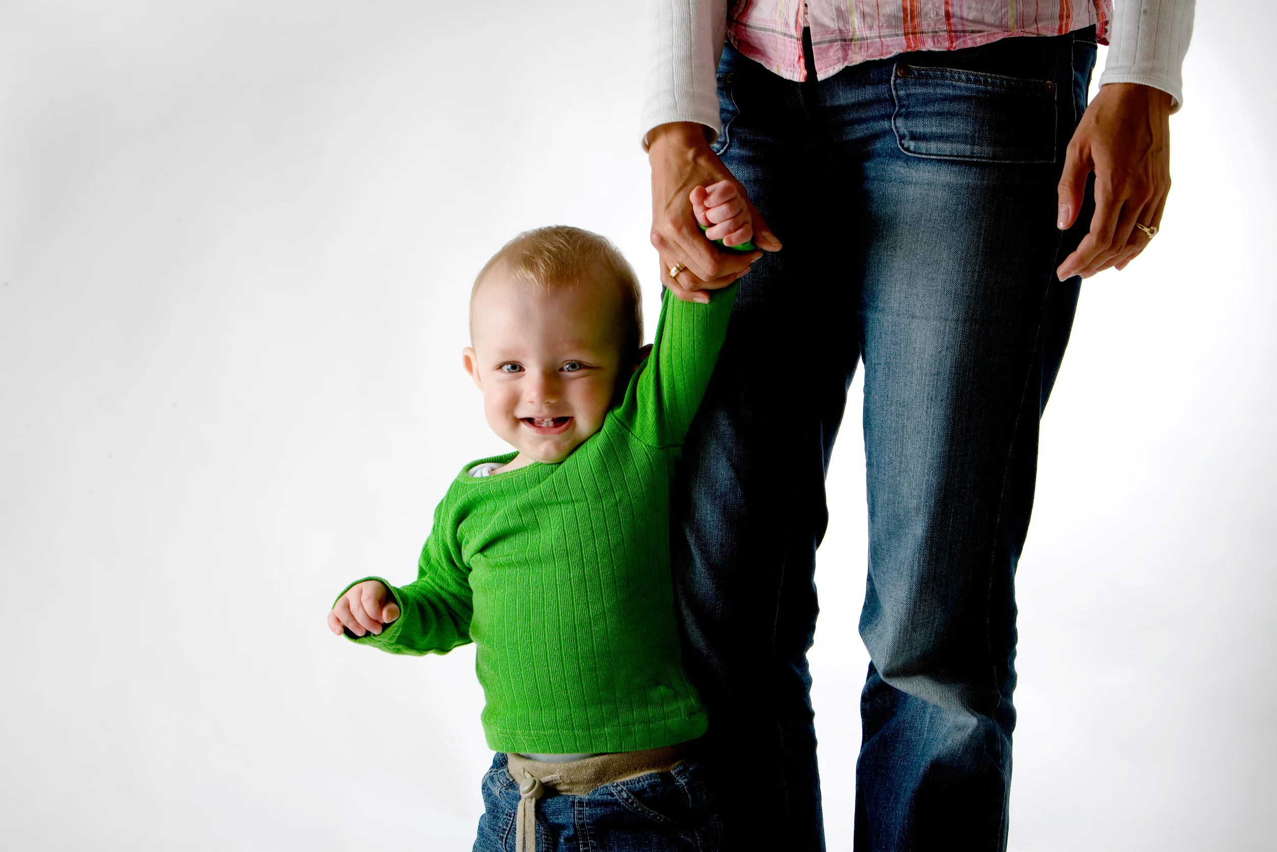 Glad baby ved mors hånd – børnefoto