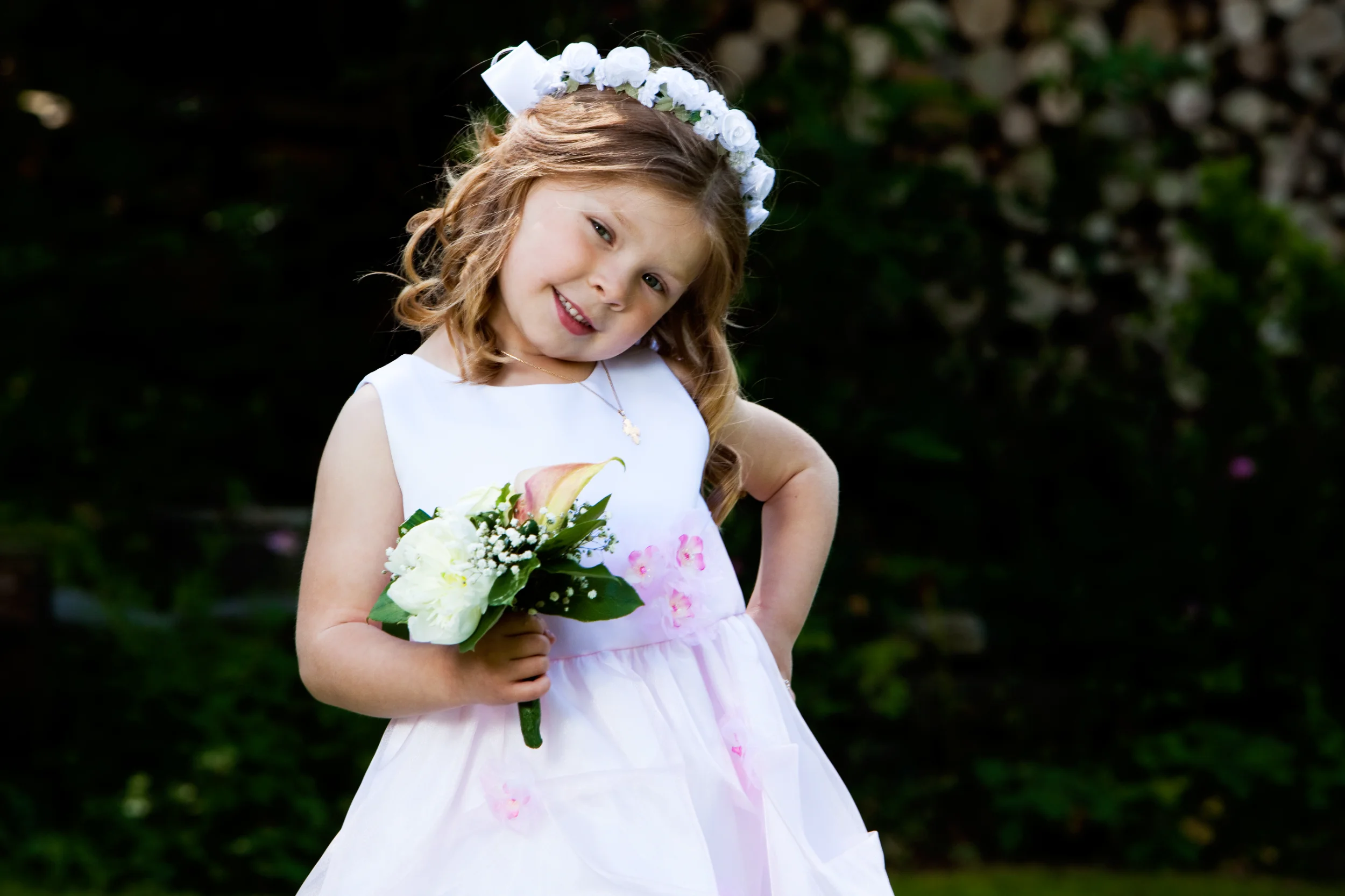 Sød blomsterpige med buket i naturligt lys