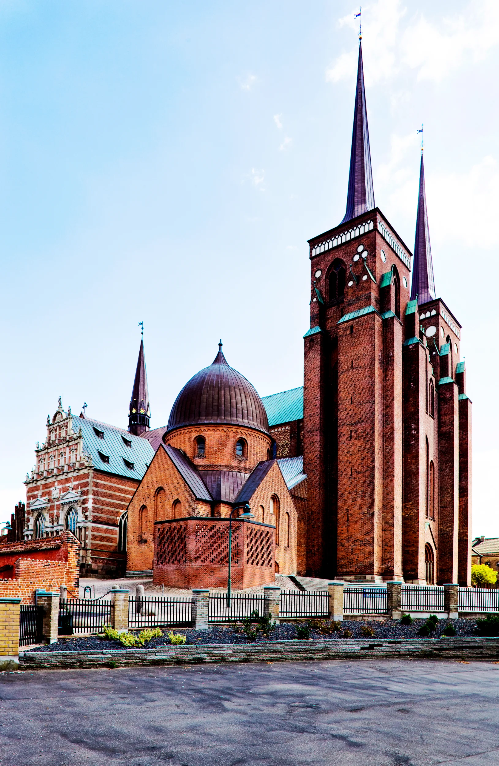 Roskilde Domkirke i fuld pragt under åben himmel
