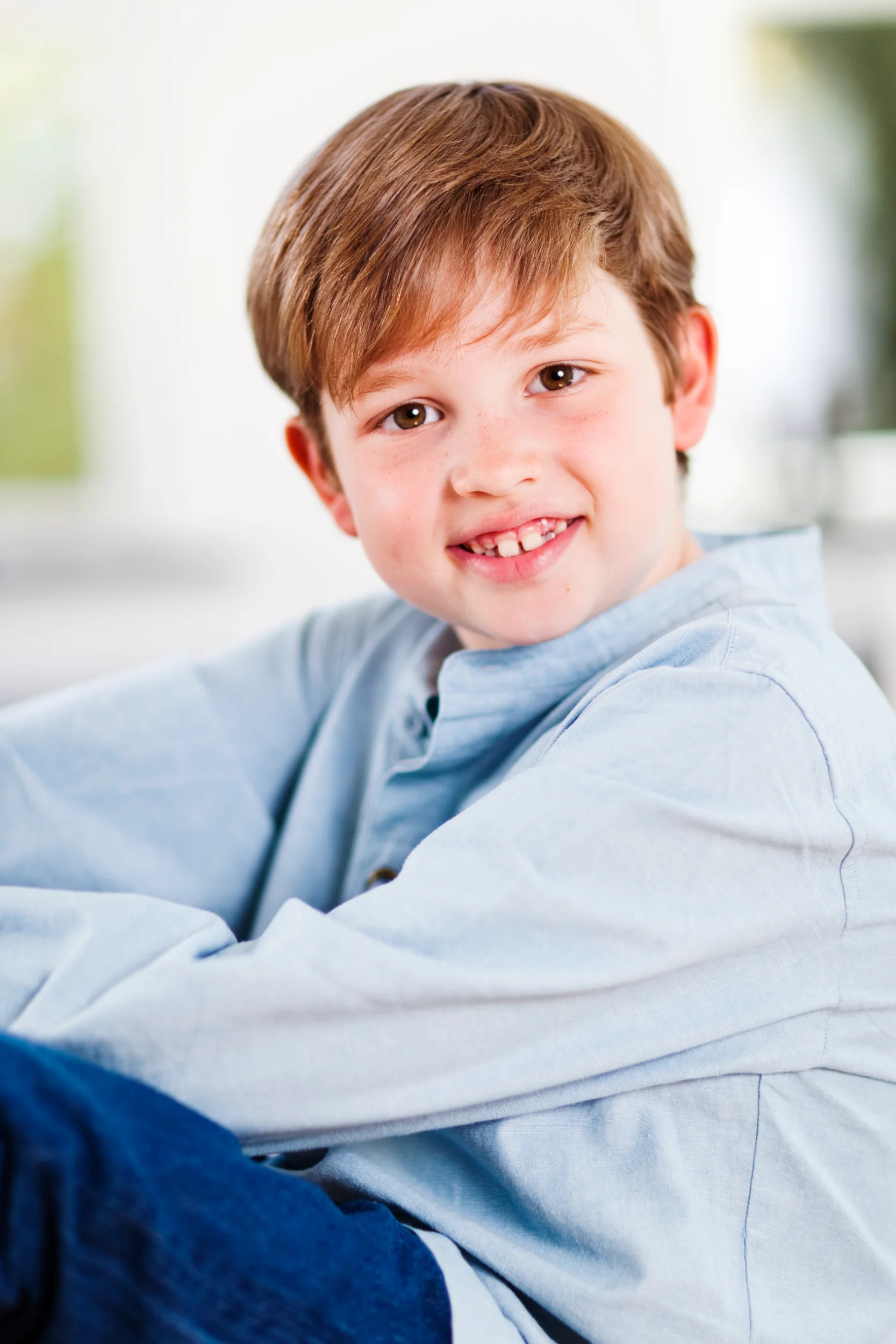 Legende barneansigt, fanget i et naturligt øjeblik i Virum