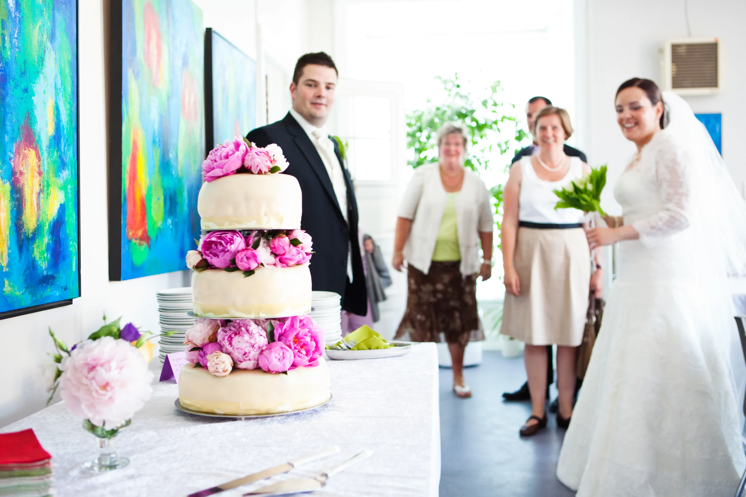 Bryllupsfest med brudepar og smuk kage