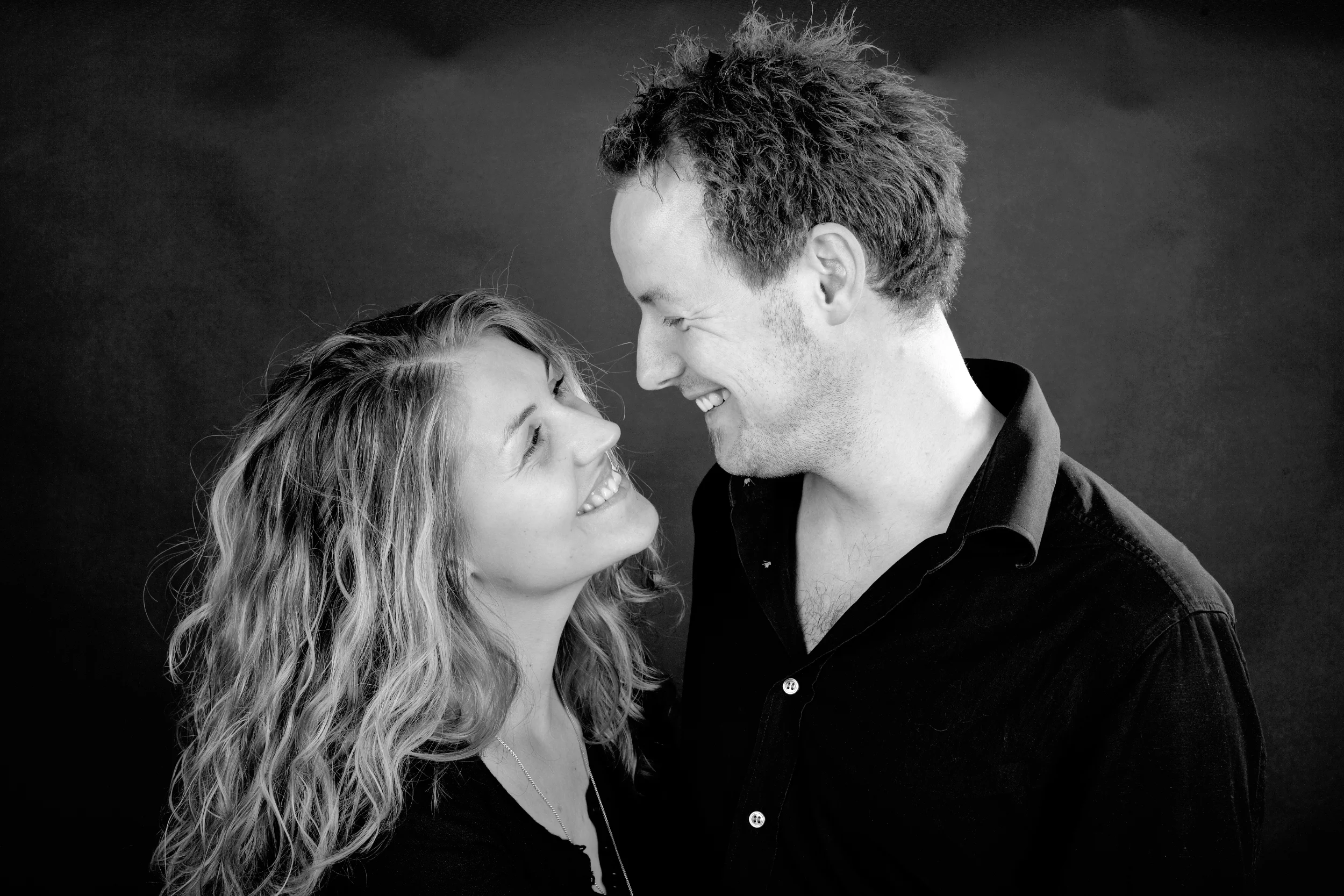 Et inderligt blik – ægtepars lykke fanget på foto i Virum