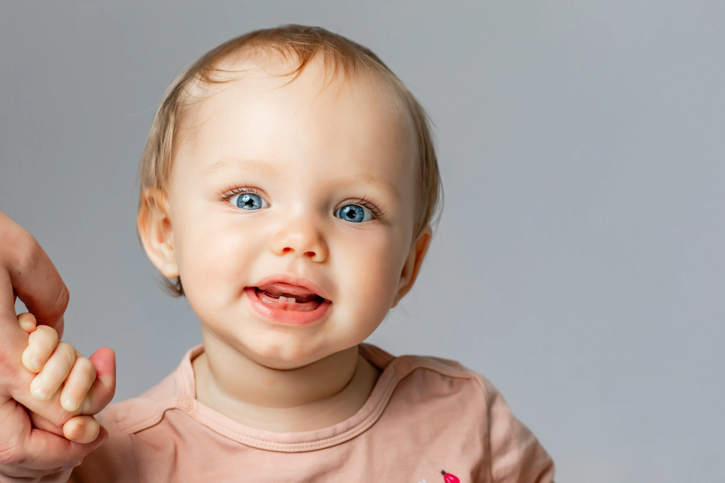 Blå øjne og et hjertevarmt smil i babyfotografering