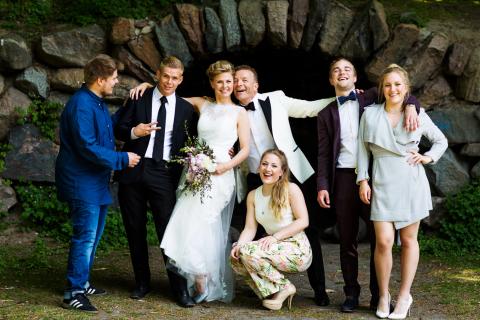 Bryllupsglæde fanget i et ægte øjeblik af fest og farver