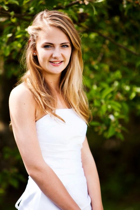 Blond kvinde smiler til kameraet i Virum