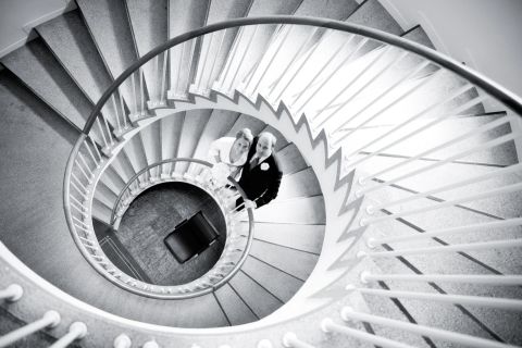 Bryllupspar: elegance på den snoede trappe