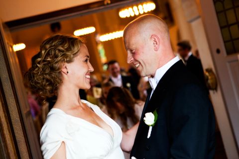 Bryllupspar i kirken med autentiske smil