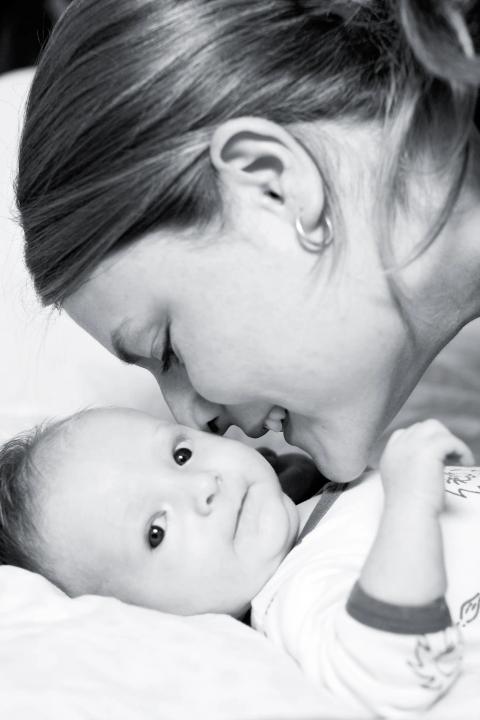 Mor kysser sin baby – et autentisk øjeblik i sort/hvid