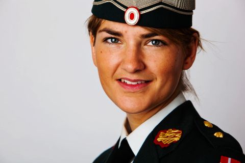 Blikket i uniform: Autentisk portræt af ung kvinde