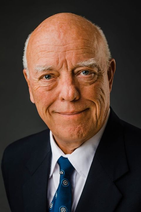 Nærportræt i studiet: Mand med smil og slips