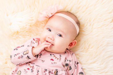 Virum: Autentisk babyfotografering med blomster