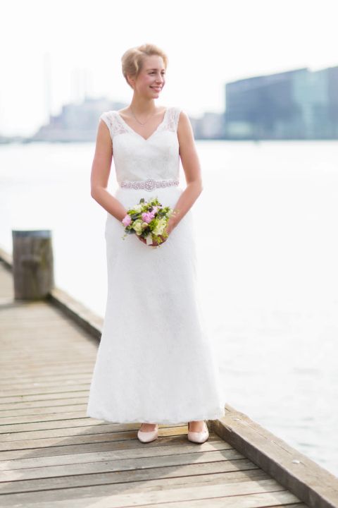 Bryllupsglæde: et smilende øjeblik ved vandet