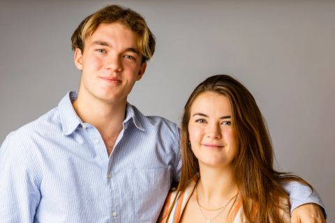 Søskende omfavnelse: Autentisk familie fotografering i Virum