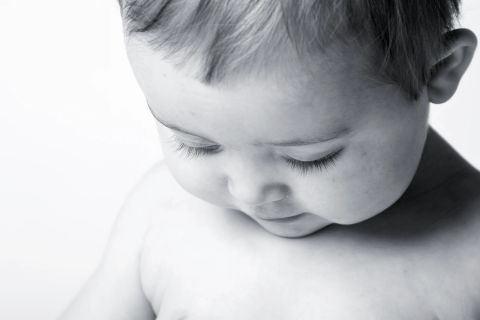 Sovende baby med lange øjenvipper