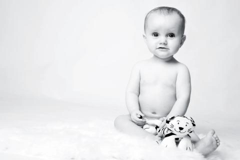 Et inderligt og nysgerrigt babyportræt