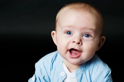 Blåøjede baby smiler, autentisk fotografi