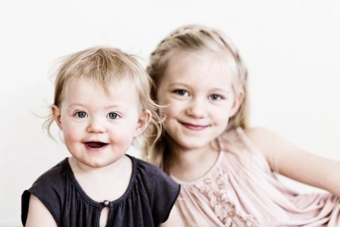 Genuin børneglæde i et søsterportræt