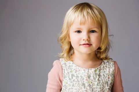 Blondt barn med naturligt smukke øjne i Virum