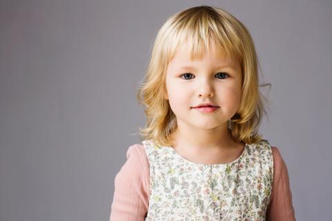 Blondt barn med naturligt smukke øjne i Virum