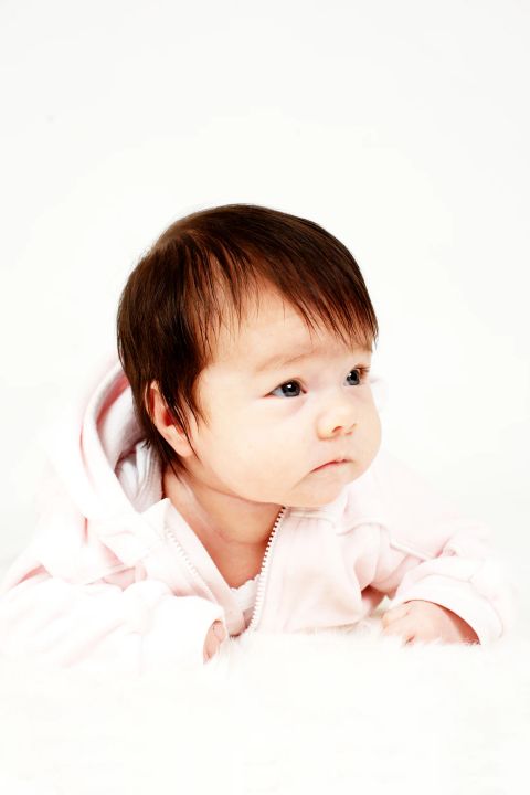 Nysgerrig baby i blødt lys