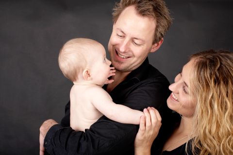 Legende far og baby i et personligt familieportræt
