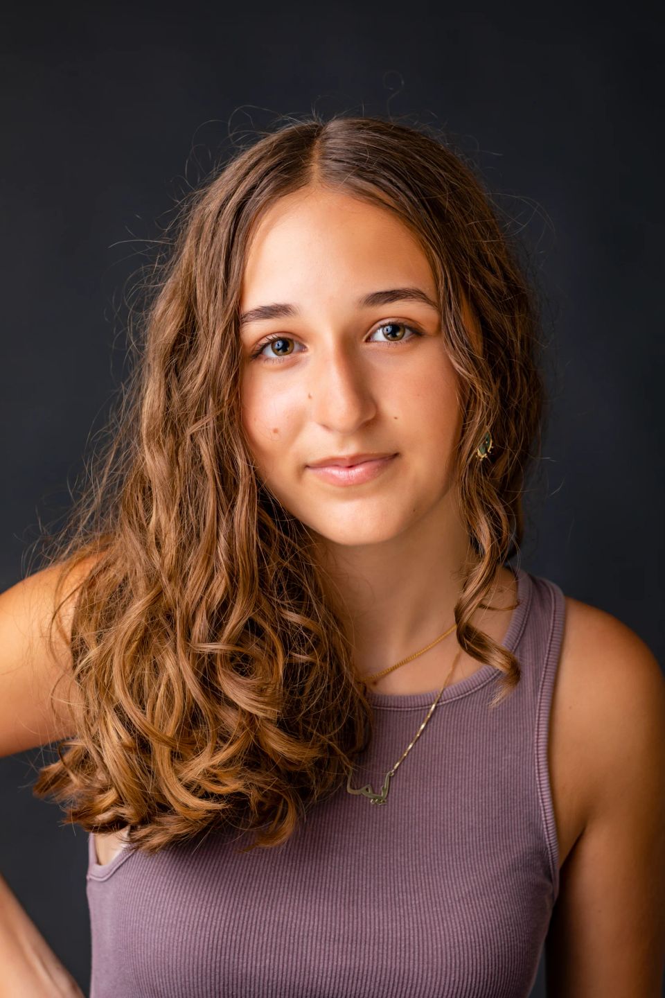 Sort-hvid portrætfoto af ung kvinde med langt, krøllet hår og en smule alvorligt blik mod beskueren.