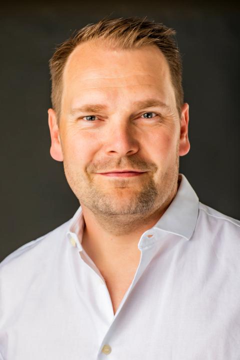 Et levende, personligt portræt med et ægte smil