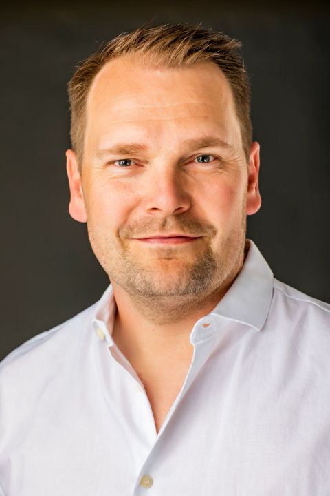 Et levende, personligt portræt med et ægte smil