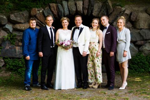 Bryllupsgæster omgivet af kærlighed under et bryllup
