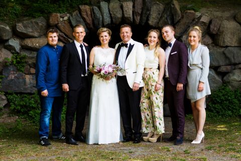 Bryllupsgæster omgivet af kærlighed under et bryllup