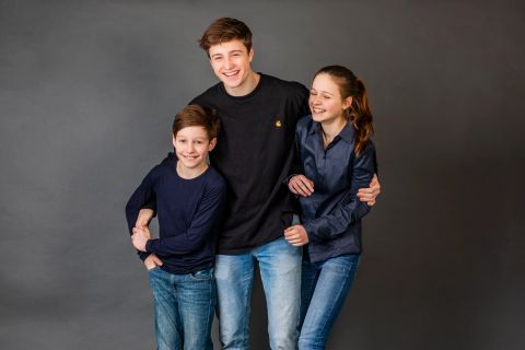 Søskendeglæde – levende familiefoto i Virum