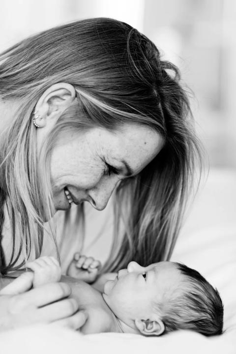 Mor og baby smiler autentisk til hinanden
